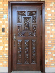 木製彫刻玄関ドア　塗装後