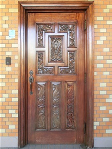 木製彫刻玄関ドア　塗装前