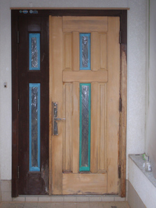 YAMAHA（ヤマハ）木製玄関ドア　塗装前/剥離途中