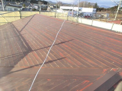 トタン屋根　色アセ・塗膜のハガレや錆の発生（部分的な錆の発生の例）の画像