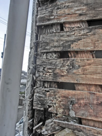 外壁コーキングのひび割れからの雨水浸入による構造材の腐食の画像