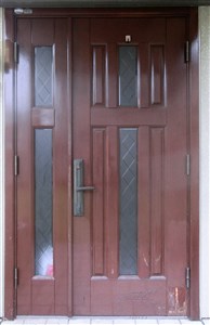 AICA（アイカ）木製玄関ドア　塗装前/剥離途中