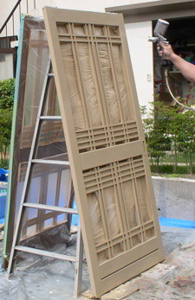木製玄関引き戸　塗り替え　施工中