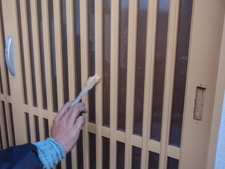 木製玄関引き戸　塗り替え　施工中