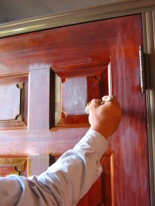 塗装中　YAMAHA（ヤマハ）木製玄関ドア）