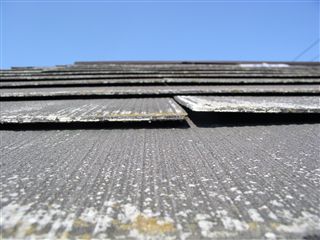 スレート屋根の隙間の写真