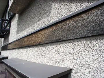 劣化の進行した木部の写真